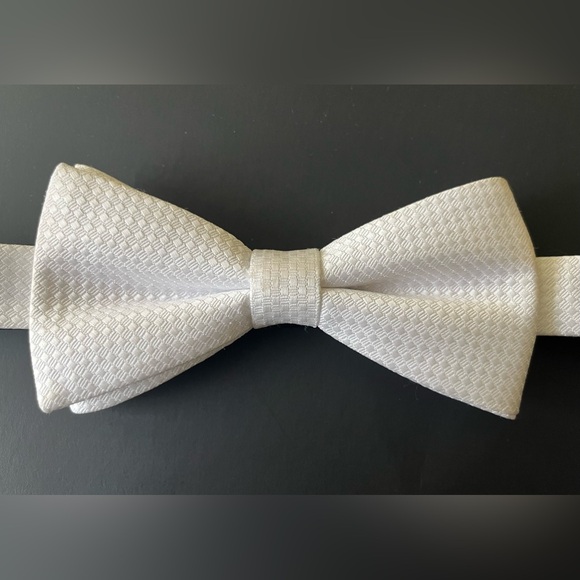 White Textured Adjustable Bow Tie - Picture 1 of 6